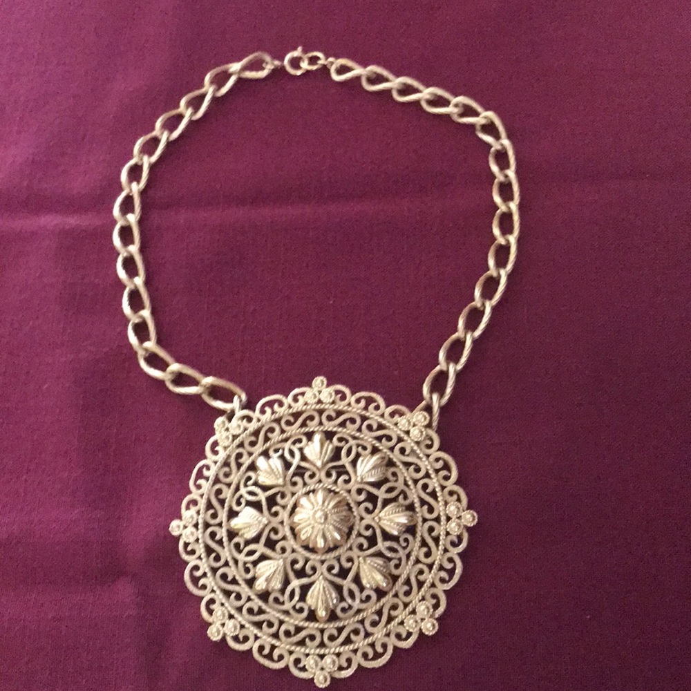 Vintage Trifari Medallion choker/ Necklace 17”